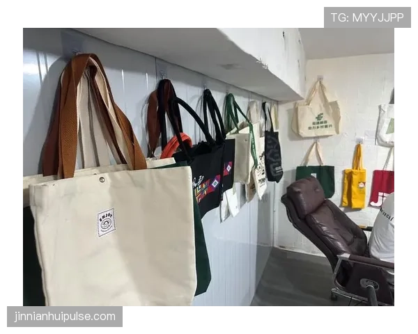 山口茜机场背破帆布袋，随行箱却像品牌展厅，我笑出声了