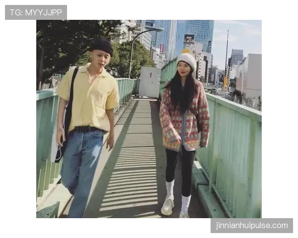 杨千霖居然穿运动鞋逛街？这生活俩样还真没想到！